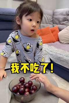 萌娃搞笑:"吃葡萄不吐葡萄皮儿"咋就这么难说呢!
