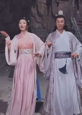 陈浩民拍戏现场与女演员跳魔性舞蹈 表情丰富又搞笑