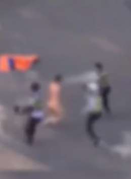 广东一男子街头裸奔袭警被捕
