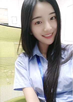 打着灯笼都难找的小姐姐  在厂里工作天天加班！