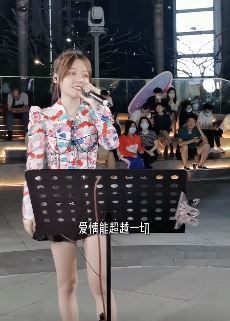 鱼闪闪路演深情演唱《美人鱼》,本视频为完整版喜欢就收藏吧!