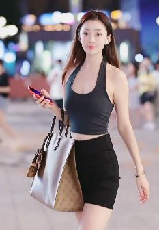 车模夏冰街拍,就问你这样的大长腿小姐姐喜不喜欢?网友:阳光潇洒,好看迷人!