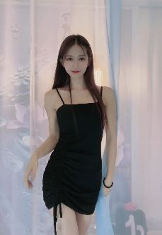 厦门小姐姐「二妹老师」穿吊带黑裙分享居家日常，网友：身材好又漂亮