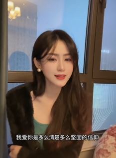 漂亮小姐姐「草莓冰」居家清唱《信仰》，经典老歌就是好听！