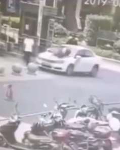 乘客拒绝取消订单被网约车司机撞飞