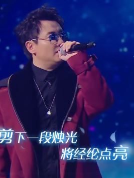 杨幂、沈腾合唱《爱的供养》 不得不服腾哥的唱功也很赞!