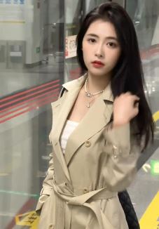 优雅小姐姐「晚儿」分享地铁随拍 网友:妲己转世太美了