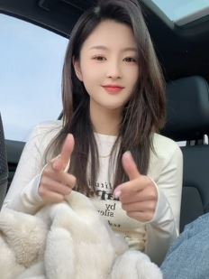 山东甜妹「小李同学」车内分享甜甜的手势舞 网友:美爆了