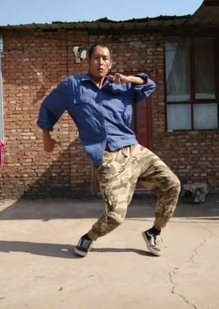 高手在民间，独创霹雳舞表演！