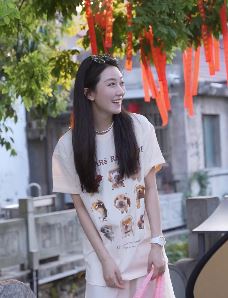 演员菅纫姿可爱穿搭分享户外随拍 网友：永远的伊人，永远的白月光！