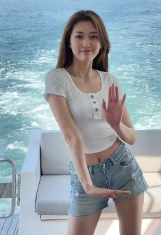 气质小姐姐「安吉拉」船上热舞 网友:看你的视频是种享受!