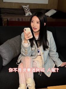 网红妹子「桃子味」体验座劳斯莱斯幻影的感觉,上车后闹出尴尬!