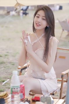 气质美女「妙陈」show高雅穿搭,你觉得是衣服美还是人更美?网友 :哥们,努力搞钱!