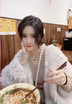 来自贵阳的漂亮小姐姐「小微」这碗牛肉面想必不合胃口!