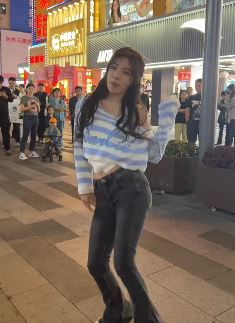 网红小姐姐「阿梓不可爱」街头尬舞引围观 网友：活宝一个