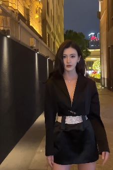 175cm御姐「水水淼」穿小黑裙街拍 网友:气质拿捏的刚刚好