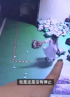 重庆一女子开奔驰偷快递被监控拍下