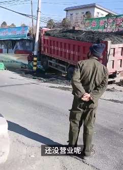 沈阳一货车与面包车相撞后又撞塌路边饭馆