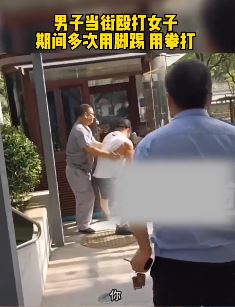 西安一男子当街殴打女子 用脚踢后拉头发拖拽