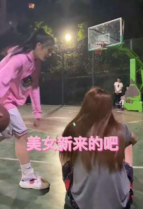 爱打篮球的小姐姐一个比一个厉害 旁边帅哥被小姐姐扣篮惊呆了！