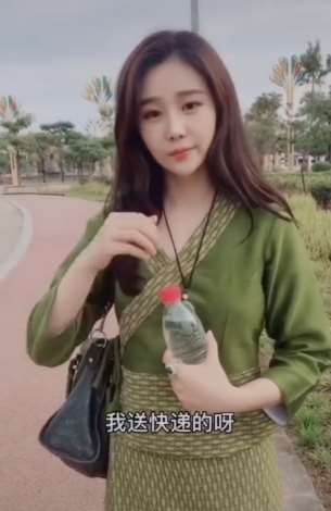 快递小哥搭讪漂亮小姐姐 忽悠小姐姐也跟他送快递！