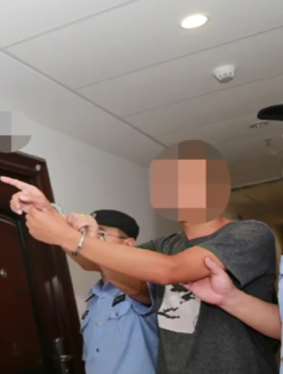 男子偷拍女子洗澡，发裸照敲诈10万