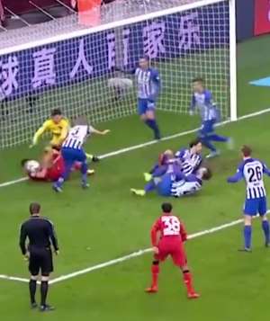 史上最混乱罚任意球场面 球离门近在咫尺就踢不进