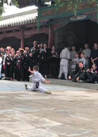 少林小和尚表演童子功，真是台上一分钟台下十年功！