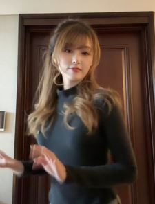 体育女主播「王小七Seven」居家跳jennie同款呱呱呱舞 网友:丝滑的很