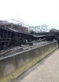 湖南一列铁路货车被一辆大货车撞上致铁路货车脱线