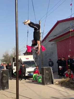 高手在民间：头顶倒立荡秋千！