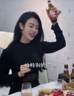 性感女主播「王册册」聚餐酒后翻唱《特别的爱给特别的你》 网友:好像郭碧婷