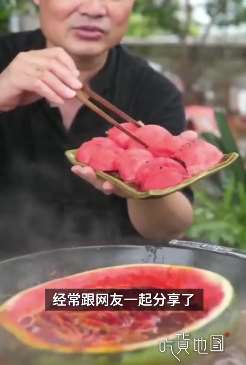 重庆一男子用螺蛳粉、榴莲、西瓜等食材烫火锅走红