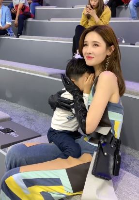 小男孩特别喜欢这位模特小姐姐，捂着脸有些害羞了！