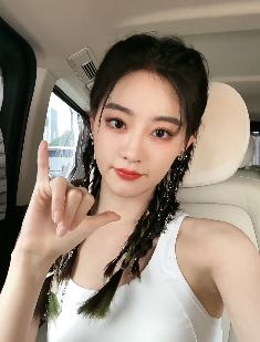 演员祝绪丹精美妆容车内玩自拍,网友:我刚还在追你的剧呢!