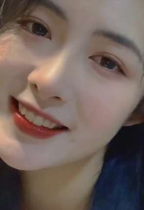 近距离看下这位漂亮的小姐姐 眼睛长的真好看！