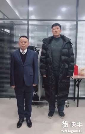 潘长江余震搞笑两人组，两人站的这么挺直没想到是表演这个！