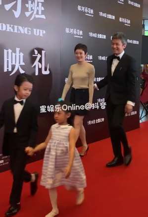 孙俪邓超一家四口走红毯