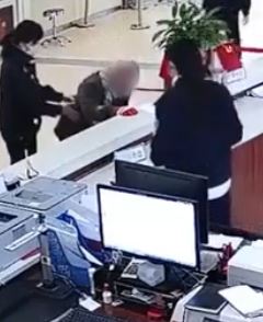 耄耋老人办证突发晕眩 工作人员找来吃的并垫付办证钱