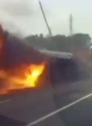 广深高速一油罐车侧翻起火 事发前司机频繁玩手机嗑瓜子