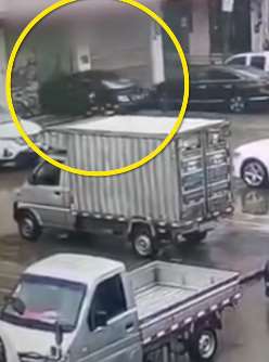 东莞一司机错把油门当刹车冲进银行大厅