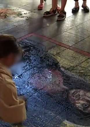 重庆一假发女子街头画蒙娜丽莎引围观