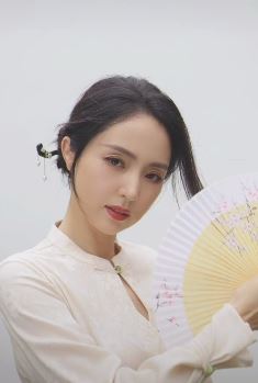 演员董璇穿旗袍秀国风，配文：国风才是顶流