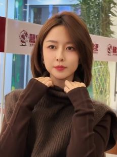 短发小姐姐「璇璇」穿高领毛衣分享日常随拍 网友:精致漂亮的女孩