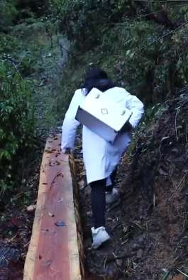 女医生扎根高海拨乡村25年，翻山越岭为村民看病