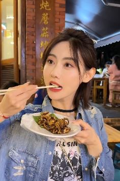 漂亮小姐姐「曹赛亚」分享西双版纳游玩vlog,逛星光夜市享美食