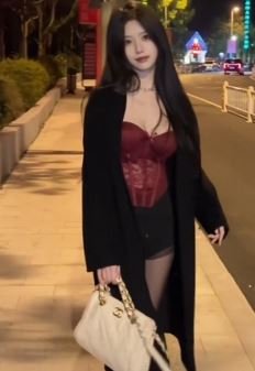 网红小姐姐「维维子」性感穿搭分享夜晚街头随拍