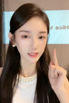 颜值小姐姐「墨言」玩对口型,配文:中秋将至,想要什么月饼跟姐说,提前给你画个!