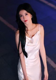 网红小姐姐「宸荨樱桃」街头光脚跳金玉良缘氛围舞