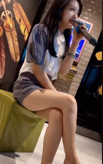 高颜值小姐姐琳妹KTV里翻唱《梦中想着你》 网友:唱歌不行,颜值来凑!